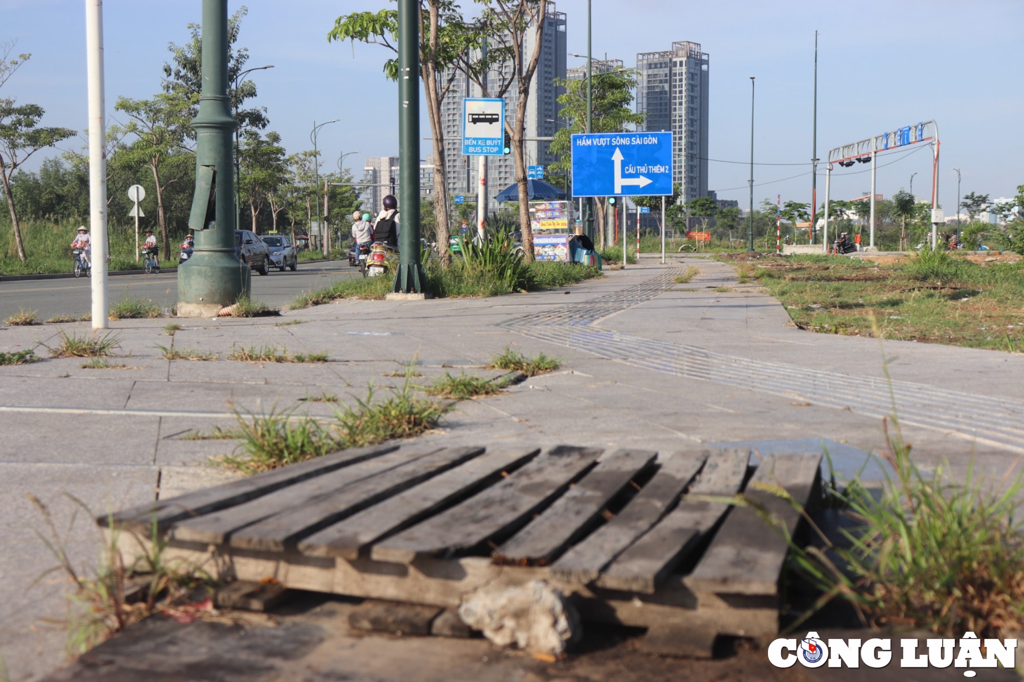 tp hcm loat nap ho ga tren duong to huu khong canh ma bay tiem an nguy co tai nan hinh 3