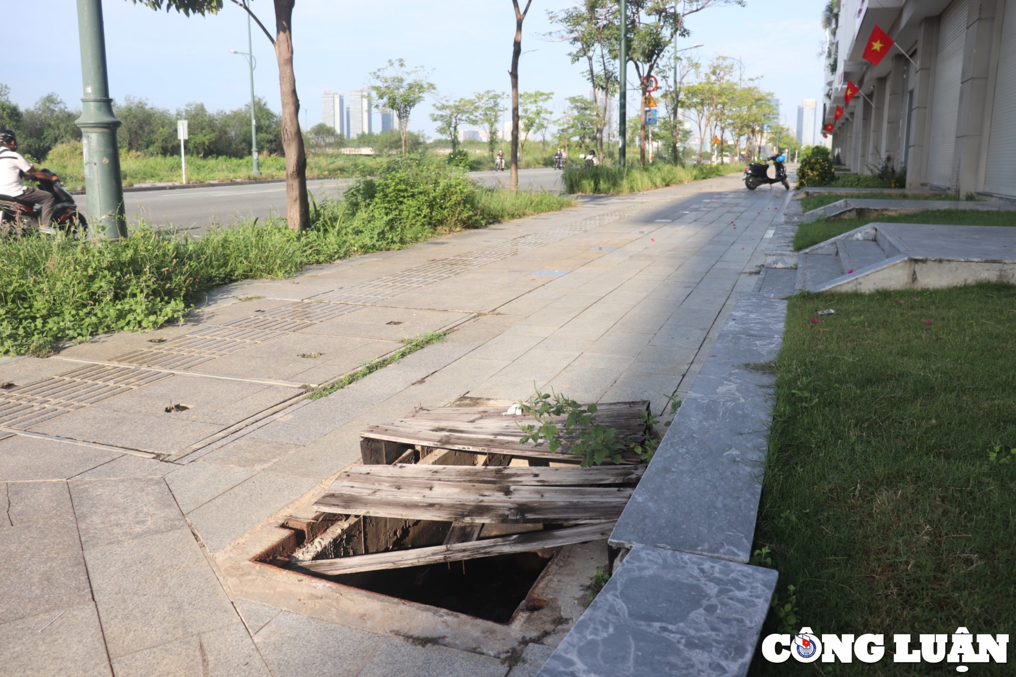 tp hcm loat nap ho ga tren duong to huu khong canh ma bay tiem an nguy co tai nan hinh 2