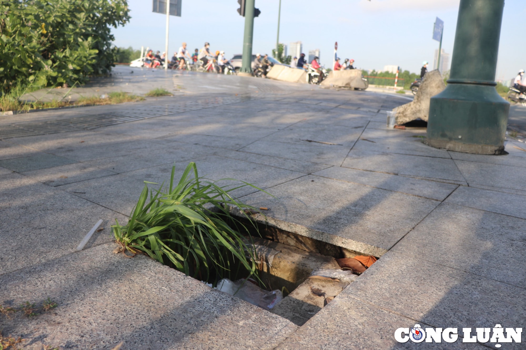 tp hcm loat nap ho ga tren duong to huu khong canh ma bay tiem an nguy co tai nan hinh 11