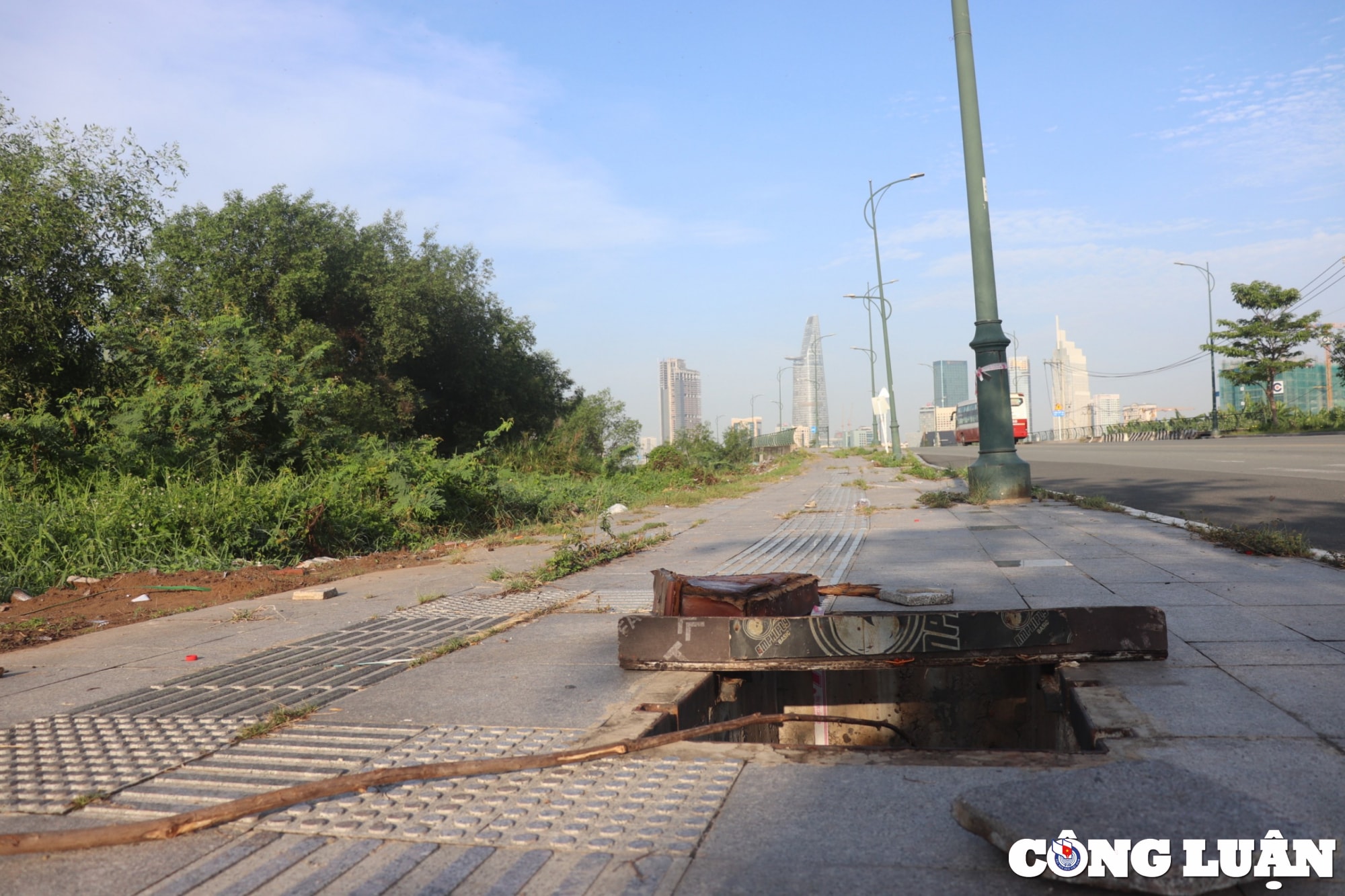 tp hcm loat nap ho ga tren duong to huu khong canh ma bay tiem an nguy co tai nan hinh 12