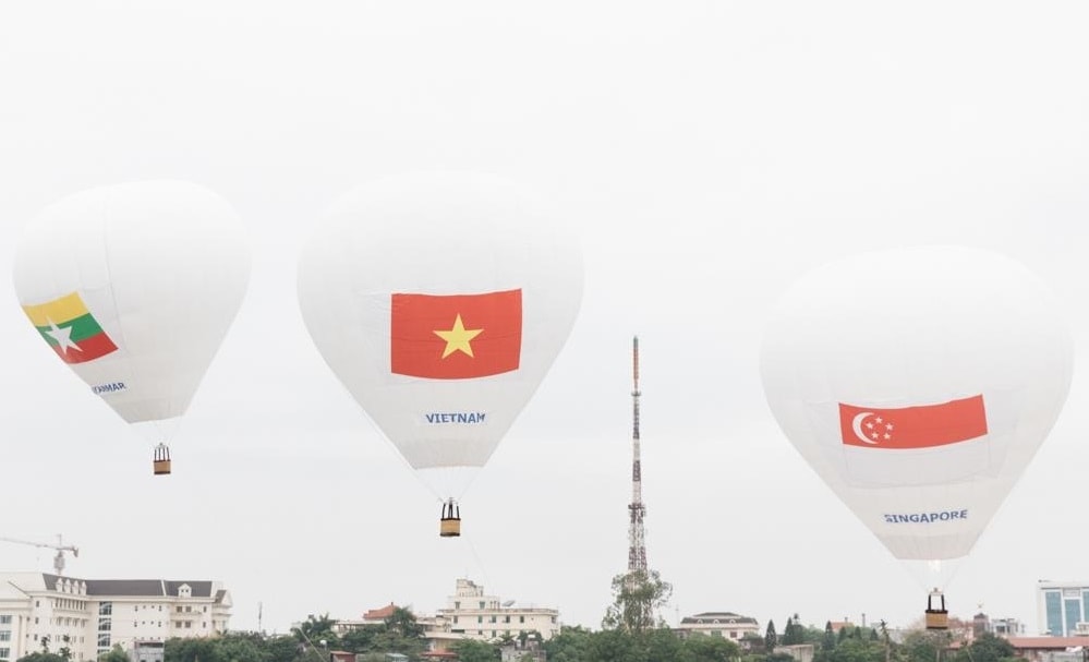 trai nghiem bay khinh khi cau chao mung sea games 31 hinh 1