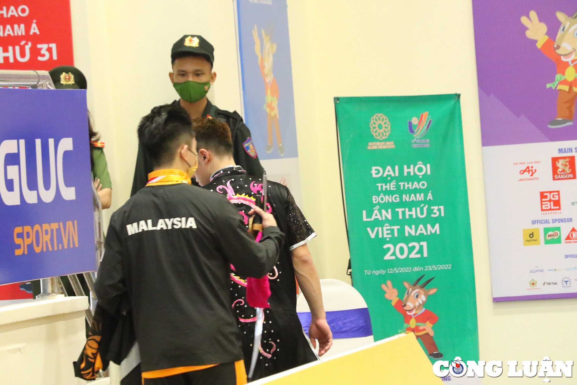 vdv malaysia gap su co vang dao khi bieu dien hinh 6