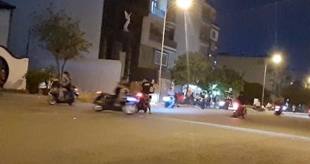 tp hcm ron nguoi canh hang chuc thanh thieu nien chan duong dua xe may hinh 1