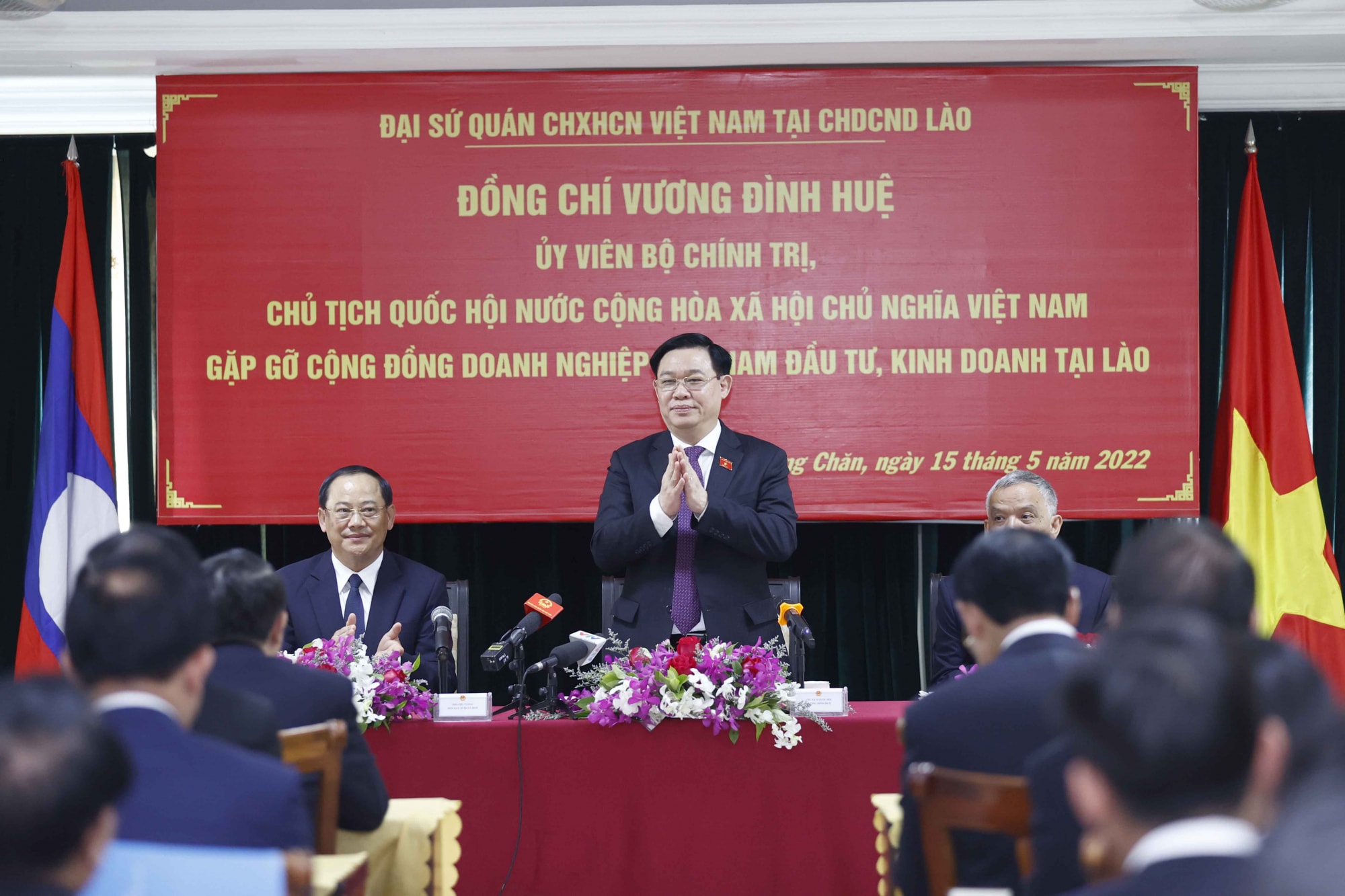chu tich quoc hoi vuong dinh hue gap va lam viec voi cong dong doanh nghiep viet nam tai lao hinh 1