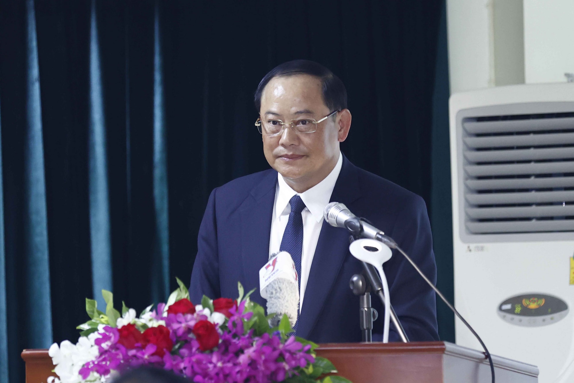 chu tich quoc hoi vuong dinh hue gap va lam viec voi cong dong doanh nghiep viet nam tai lao hinh 2