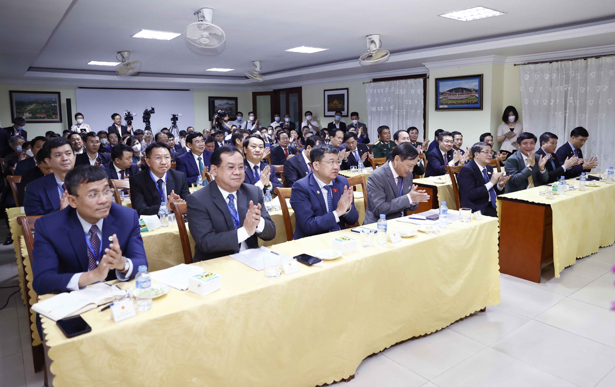 chu tich quoc hoi vuong dinh hue gap va lam viec voi cong dong doanh nghiep viet nam tai lao hinh 3
