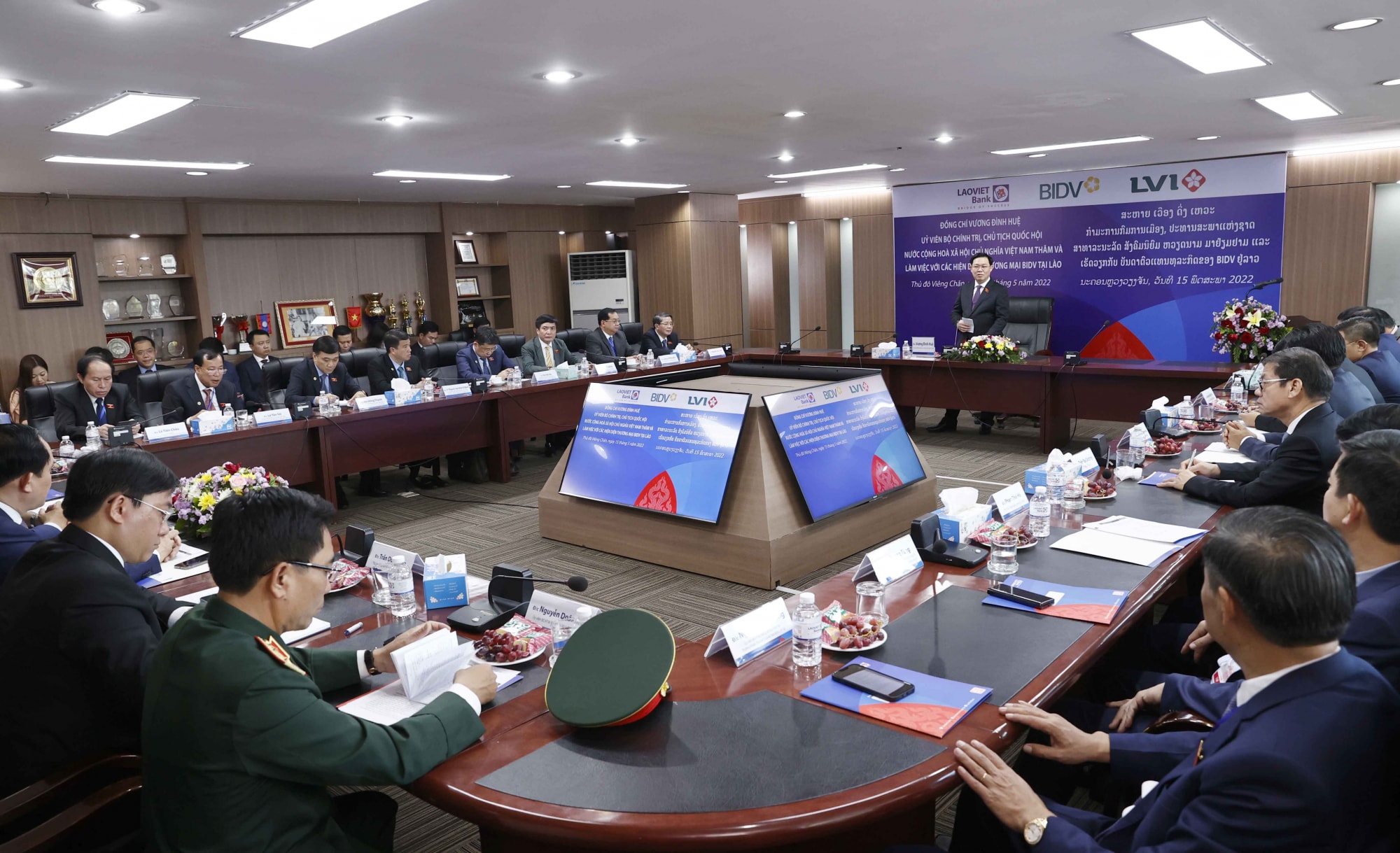chu tich quoc hoi vuong dinh hue danh gia cao mo hinh ngan hang lien doanh lao viet hinh 1