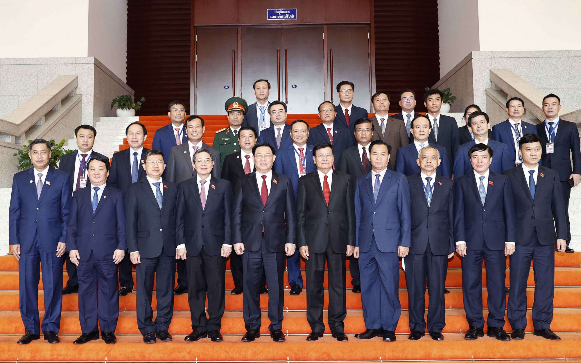 chu tich quoc hoi vuong dinh hue chao xa giao tong bi thu chu tich nuoc lao thongloun sisoulith hinh 2