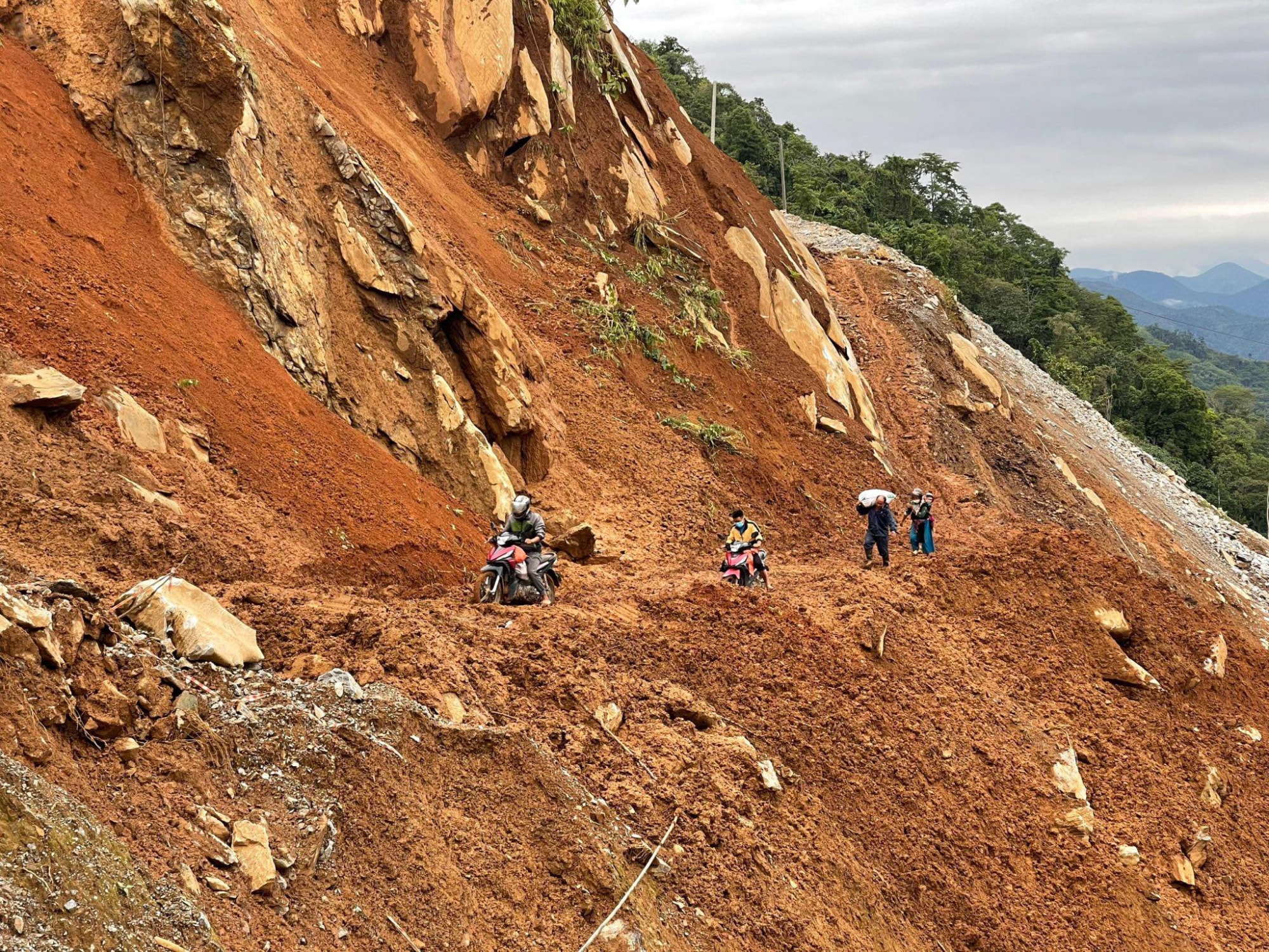 lai chau mua lon gay dut duong giao thong gap nhieu kho khan hinh 1