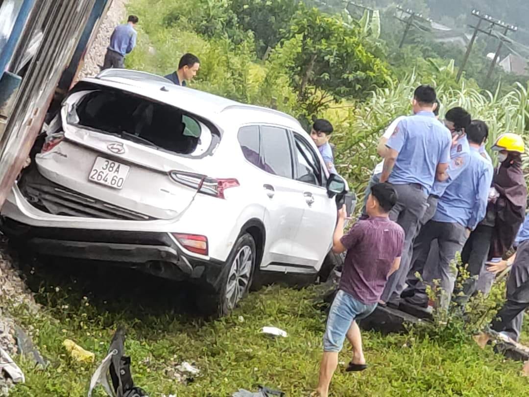 xe hop cho 5 nguoi bi tau hoa dam bay xuong ruong hinh 2