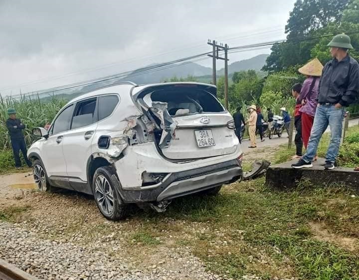 xe hop cho 5 nguoi bi tau hoa dam bay xuong ruong hinh 5