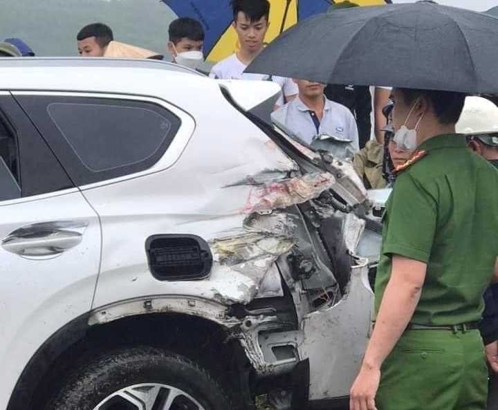 xe hop cho 5 nguoi bi tau hoa dam bay xuong ruong hinh 3