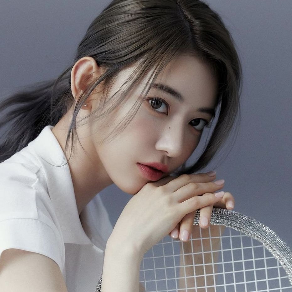 sakura le sserafim chi co the gap bo ruot qua buoi hop mat nguoi ham mo hinh 5