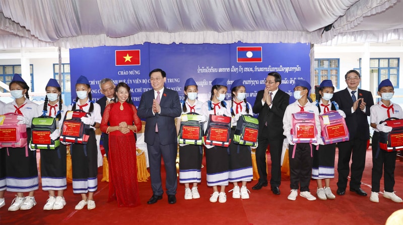 chu tich quoc hoi vuong dinh hue tham truong dan toc noi tru champasak hinh 1