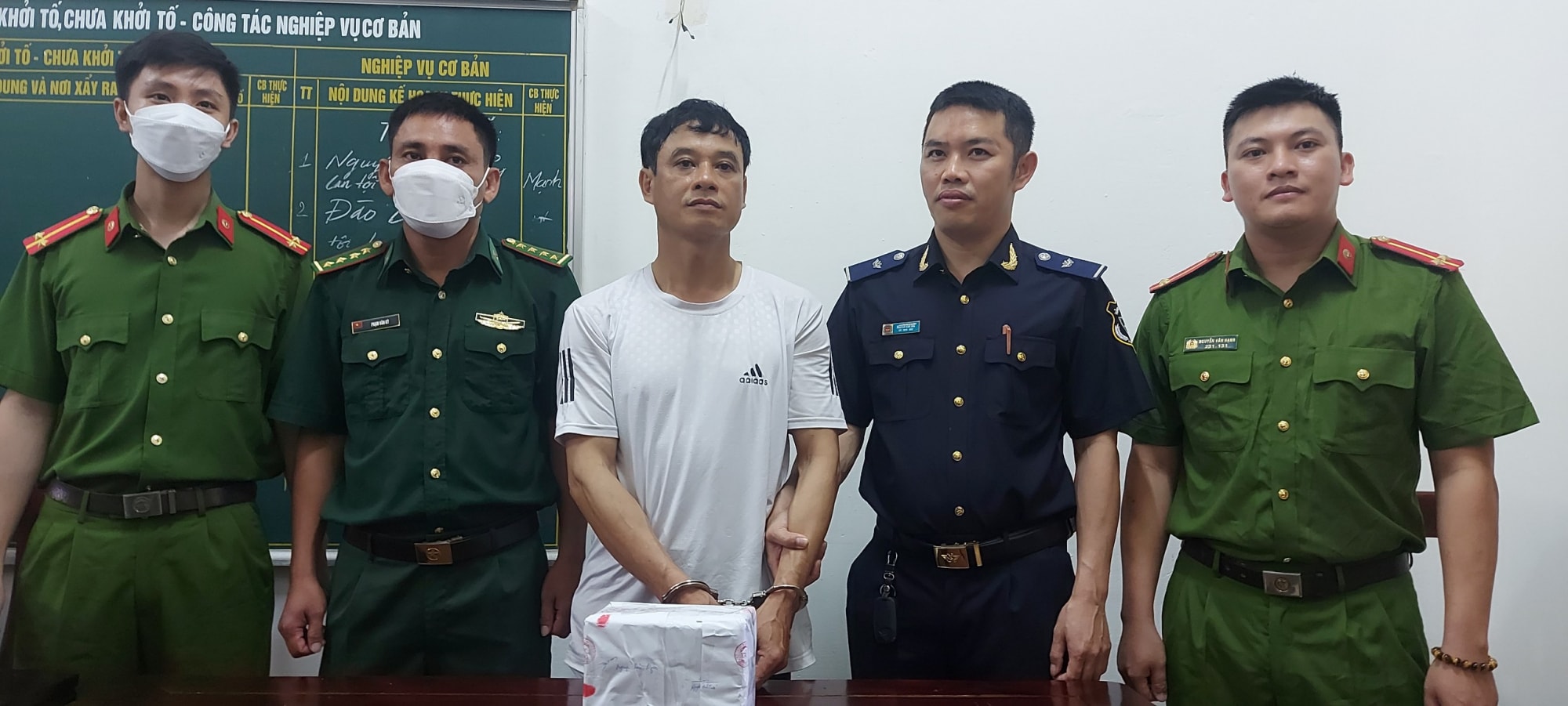 bi phat hien van chuyen ma tuy nghi pham dam xe vao to cong tac hong tau thoat hinh 1