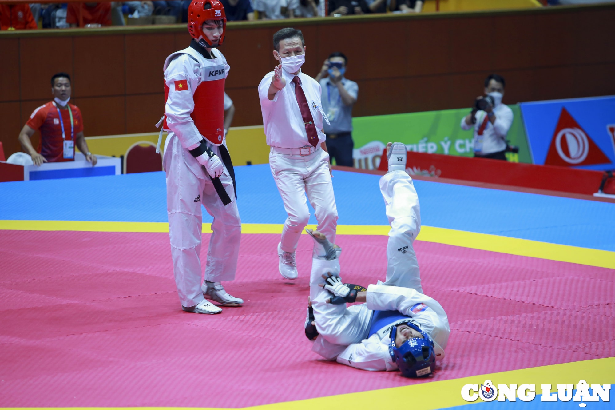 hinh anh vo si cua campuchia bi ha do van tai ban ket doi khang taekwondo hinh 2