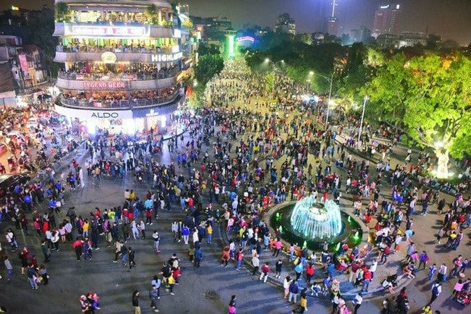 ha noi cam cho meo vat nuoi loa cong suat lon vao pho di bo hoan kiem hinh 1