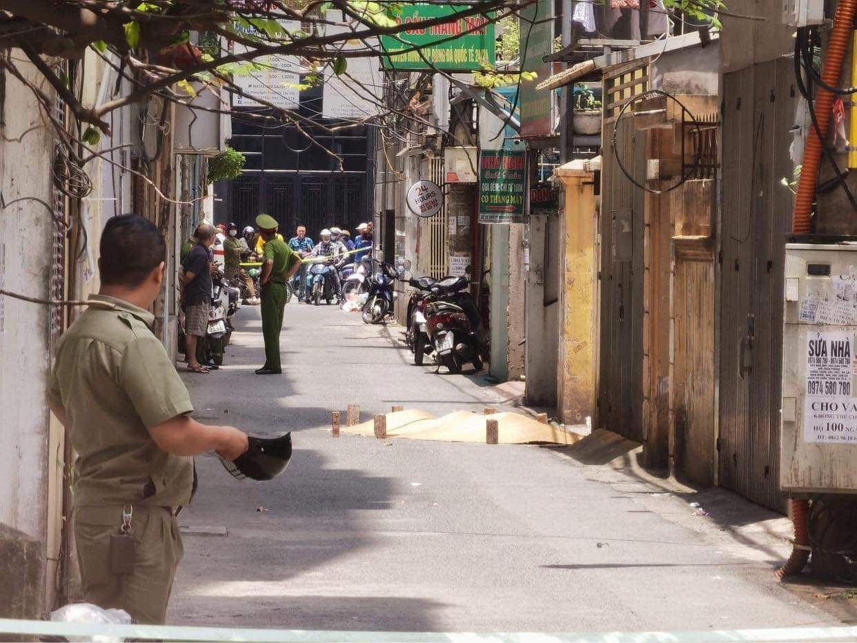 ha noi nguoi dan ong roi tu tang cao xuong dat tu vong hinh 1