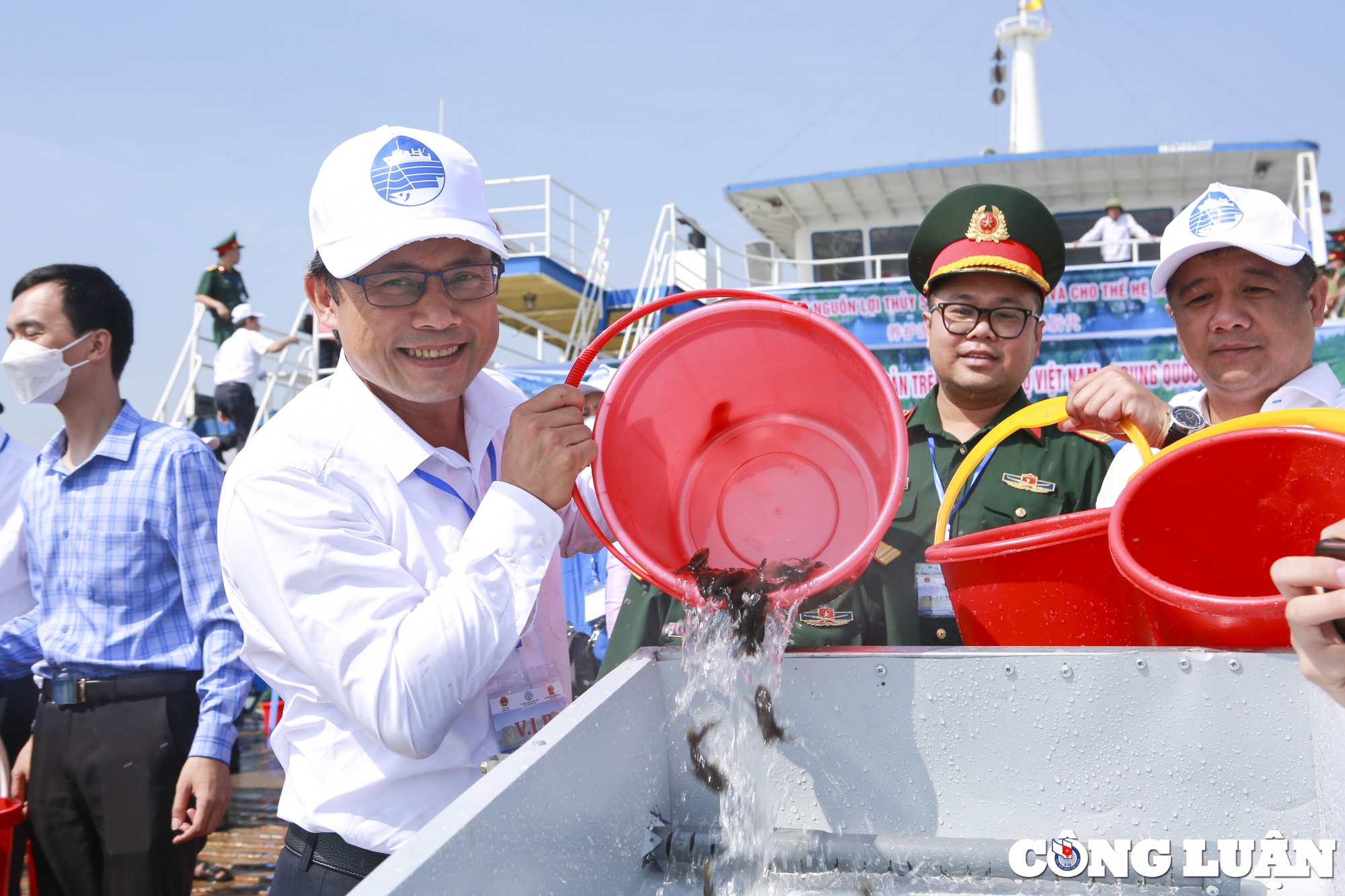 hon 8 trieu con giong thuy san duoc tha tai khu vuc ven bien vinh bac bo hinh 10