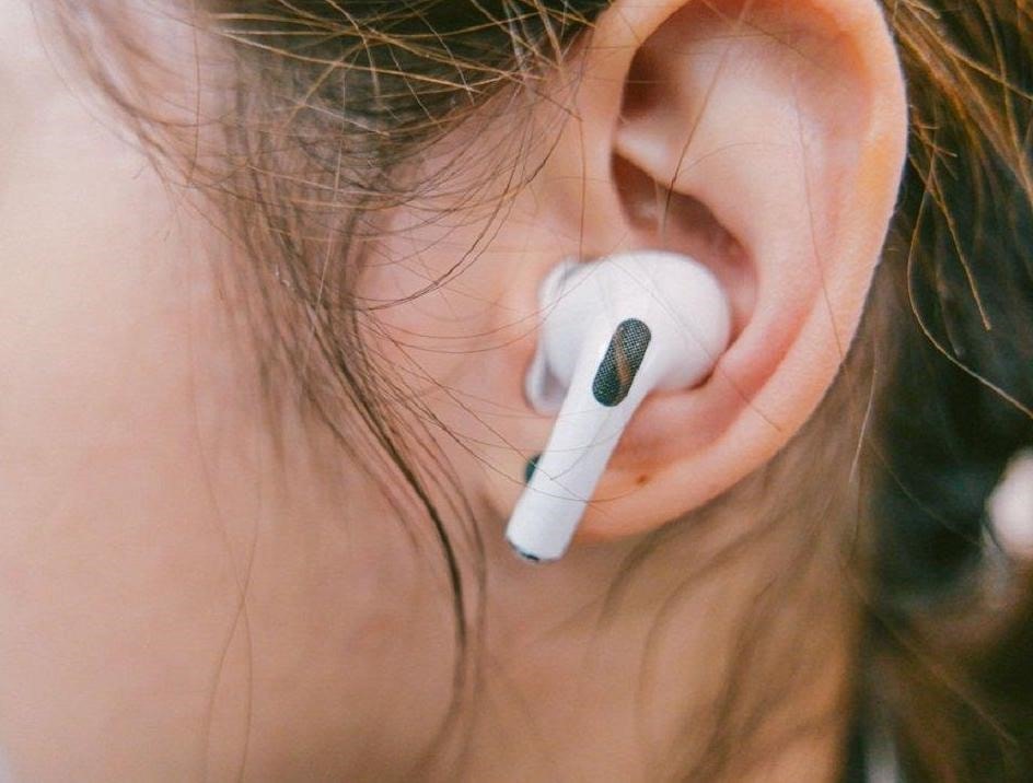 my apple bi kien vi airpods pro lam thung mang nhi cua mot cau be hinh 1