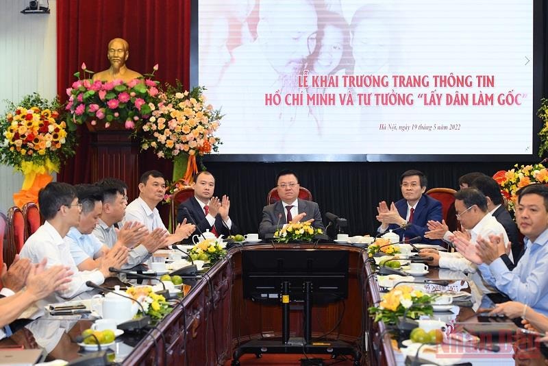 bao nhan dan ra mat trang thong tin ho chi minh va tu tuong lay dan lam goc hinh 5
