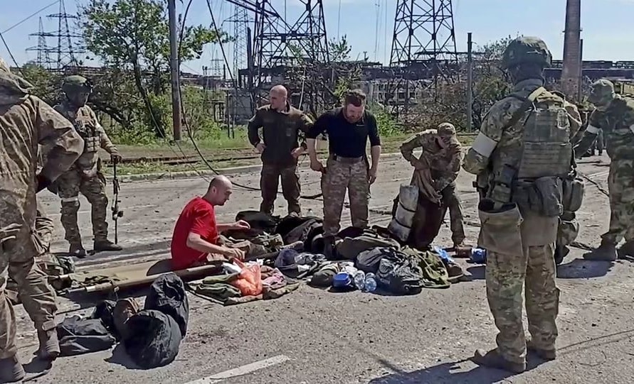 nga cho biet them gan 700 linh ukraine ra dau hang o mariupol hinh 1