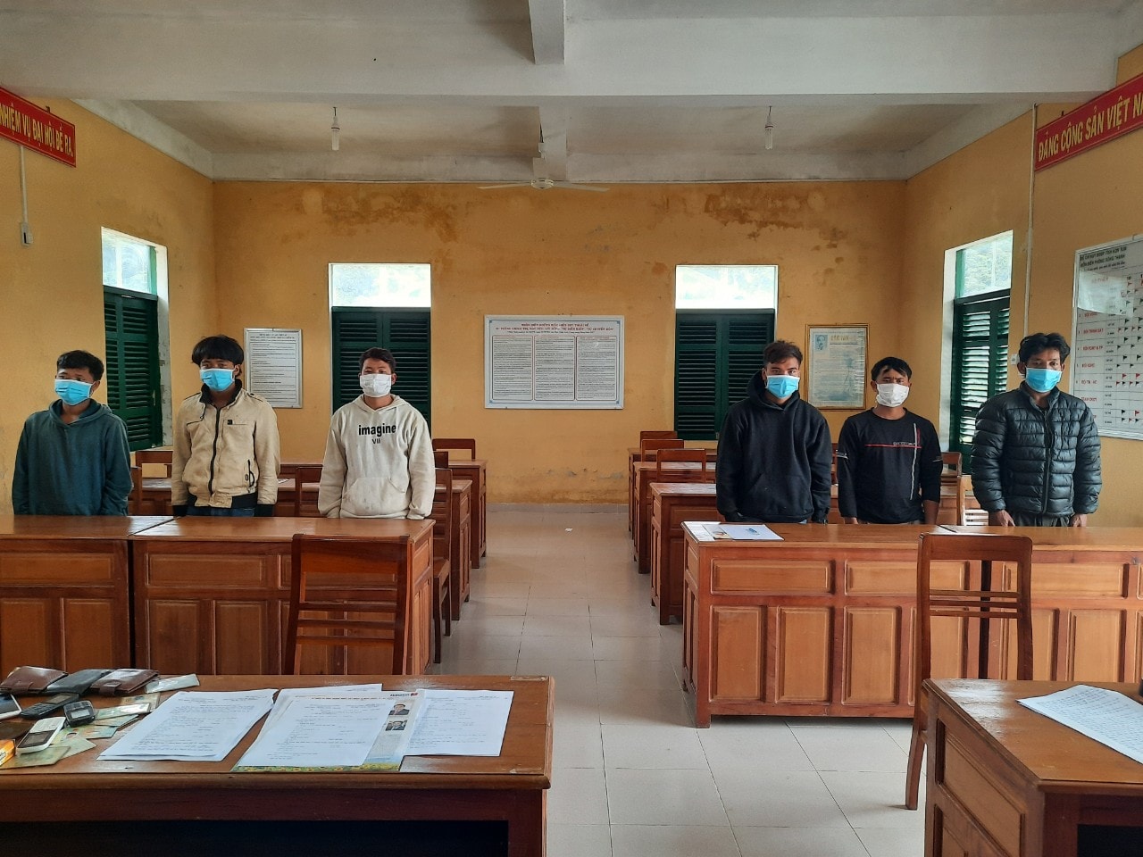 kon tum bat giu 6 nguoi vuot bien trai phep tu lao ve viet nam hinh 1