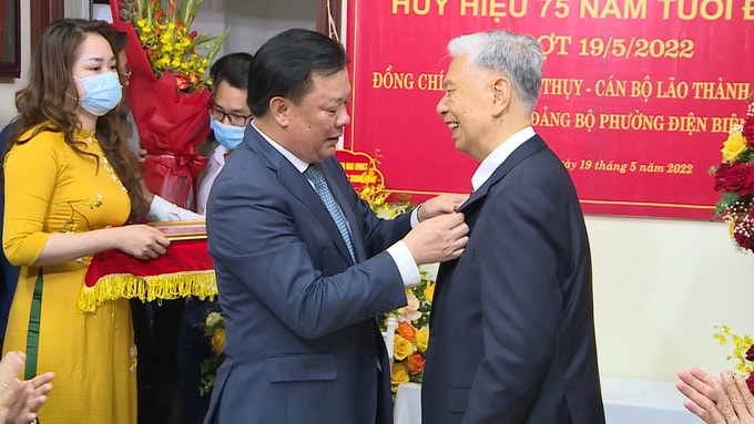 nguyen pho chu tich quoc hoi dang quan thuy nhan huy hieu 75 nam tuoi dang hinh 1