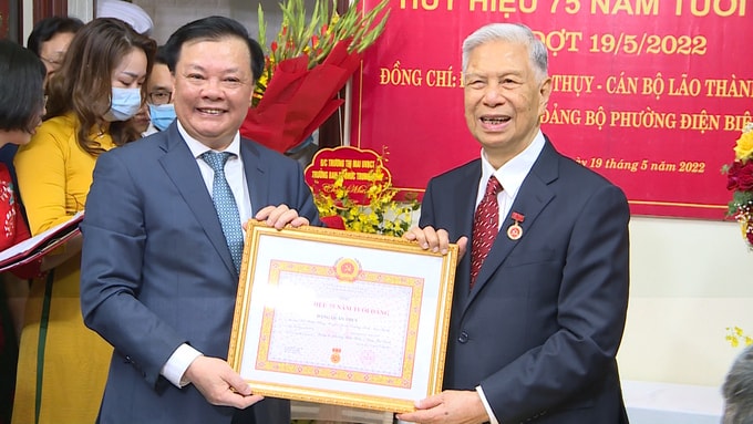 nguyen pho chu tich quoc hoi dang quan thuy nhan huy hieu 75 nam tuoi dang hinh 2