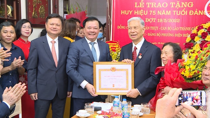 nguyen pho chu tich quoc hoi dang quan thuy nhan huy hieu 75 nam tuoi dang hinh 3