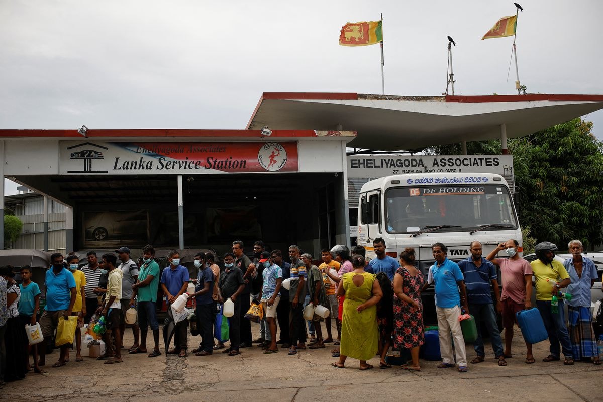 sri lanka vo no bo truong yeu cau dan khong xep hang mua nhien lieu trong 2 ngay hinh 1
