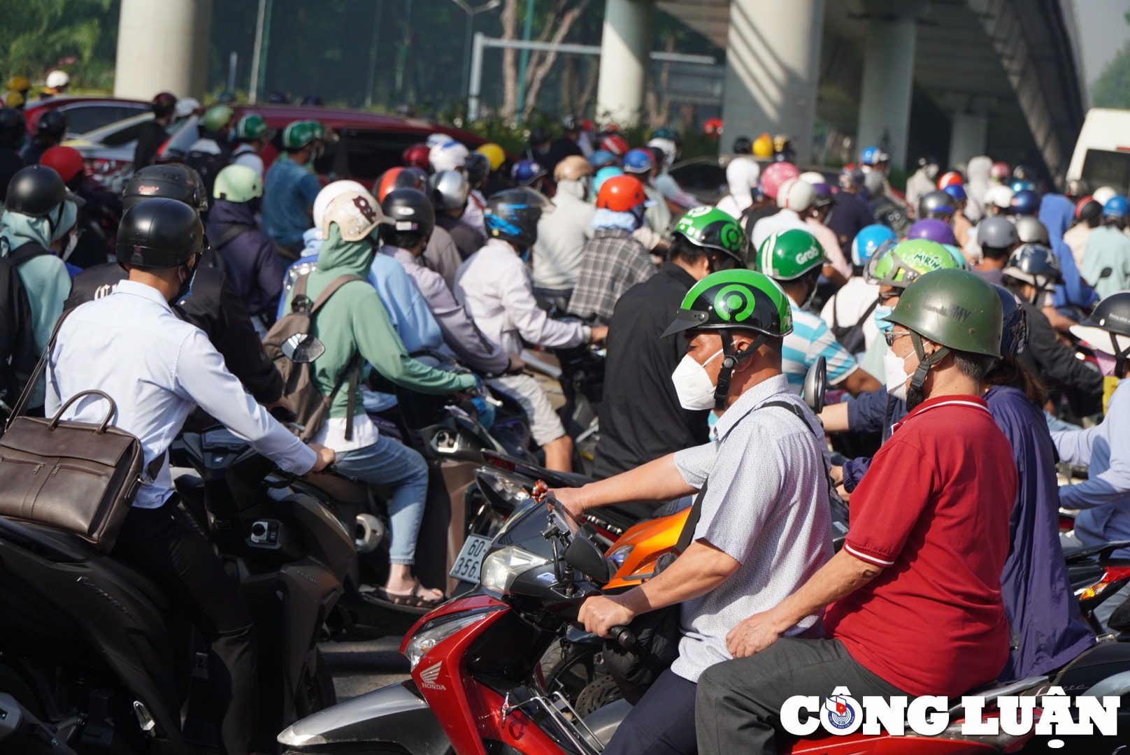 nguoi dan met moi vi ket xe nhieu gio o cua ngo san bay tan son nhat hinh 2