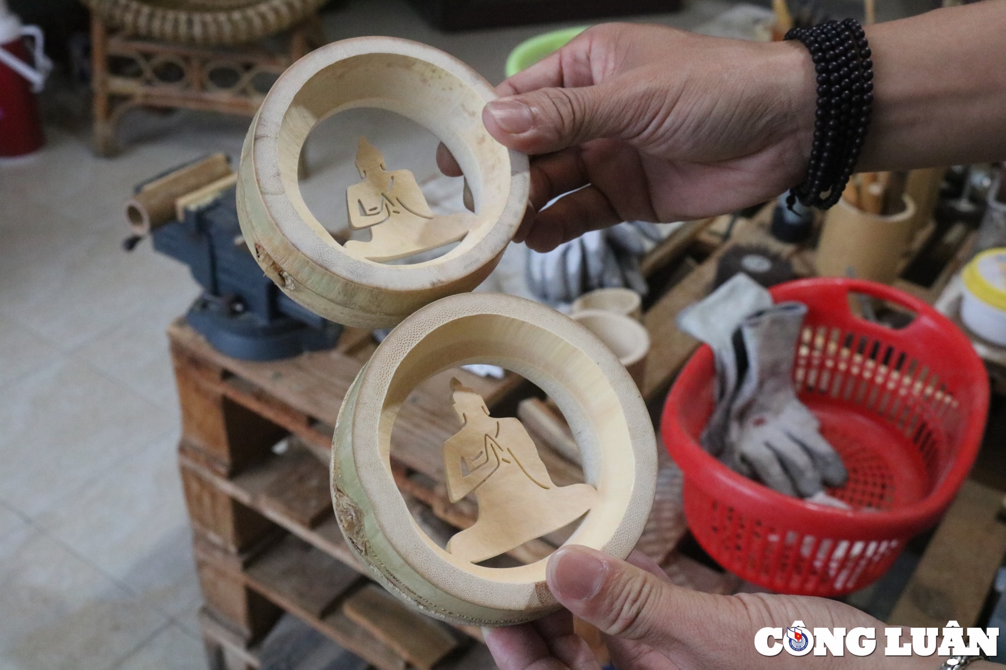 nguoi dan ong bien mat tre bo di thanh do vat tam linh vo cung doc dao hinh 3