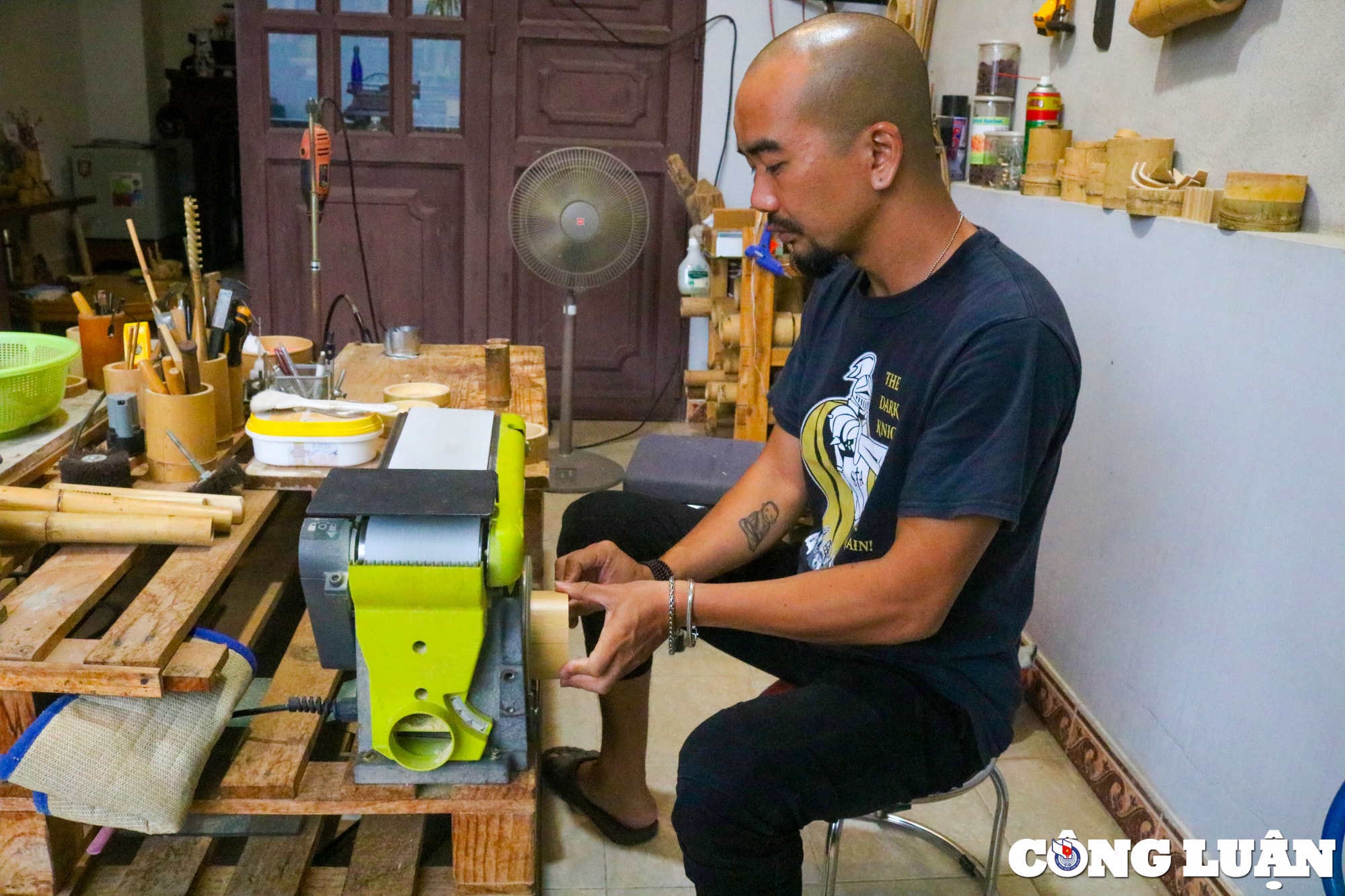 nguoi dan ong bien mat tre bo di thanh do vat tam linh vo cung doc dao hinh 2