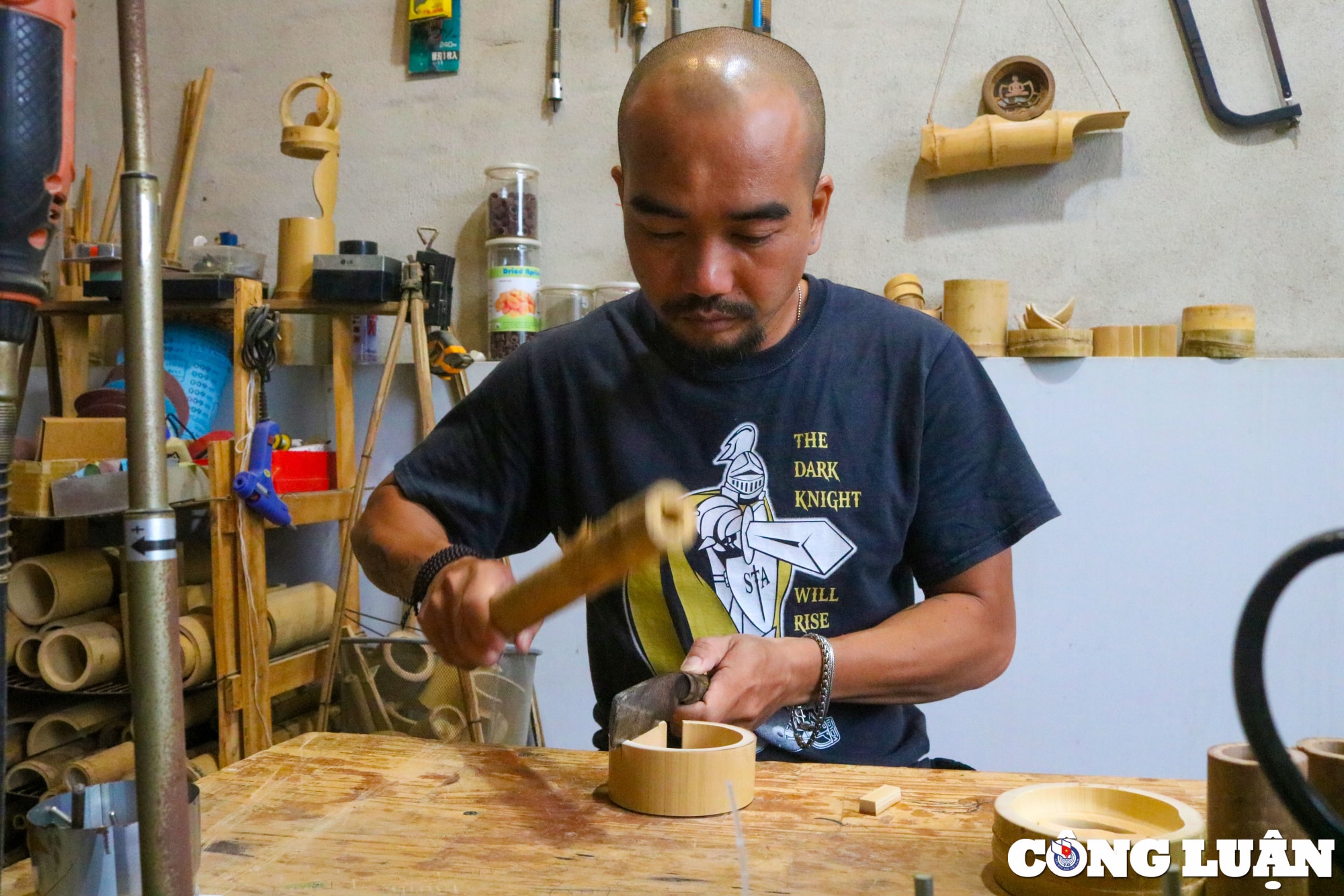 nguoi dan ong bien mat tre bo di thanh do vat tam linh vo cung doc dao hinh 16
