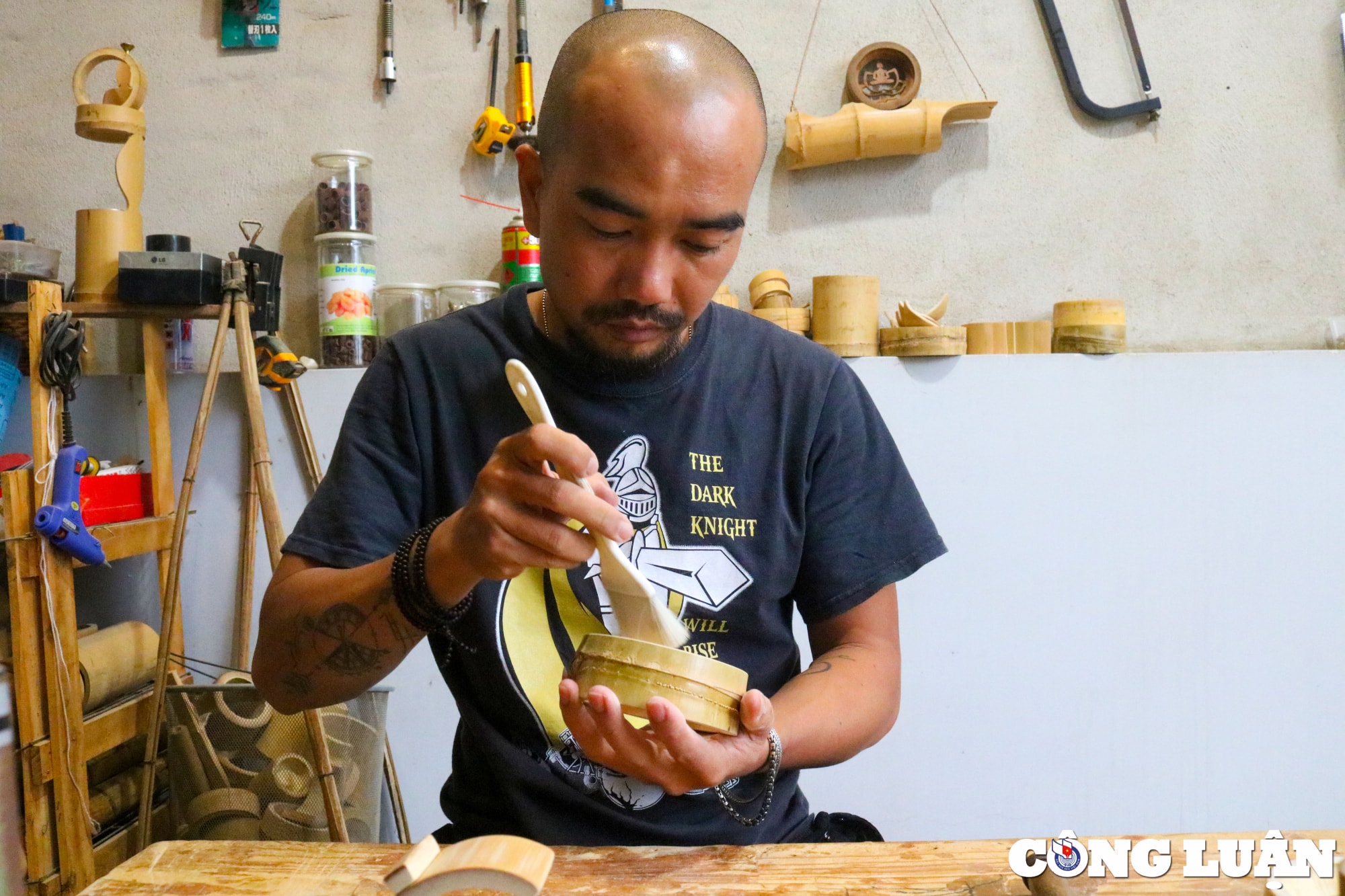 nguoi dan ong bien mat tre bo di thanh do vat tam linh vo cung doc dao hinh 12