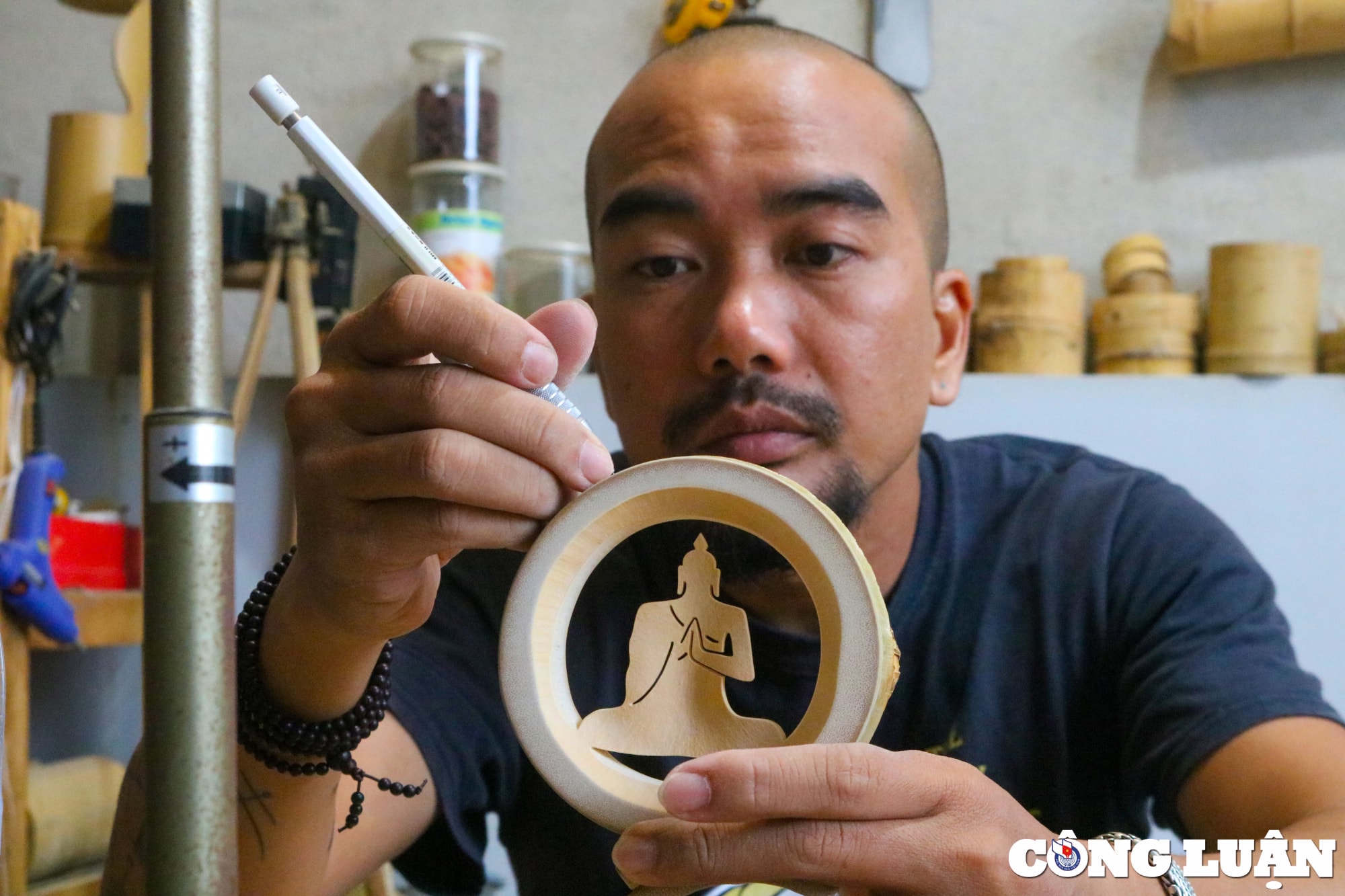 nguoi dan ong bien mat tre bo di thanh do vat tam linh vo cung doc dao hinh 1