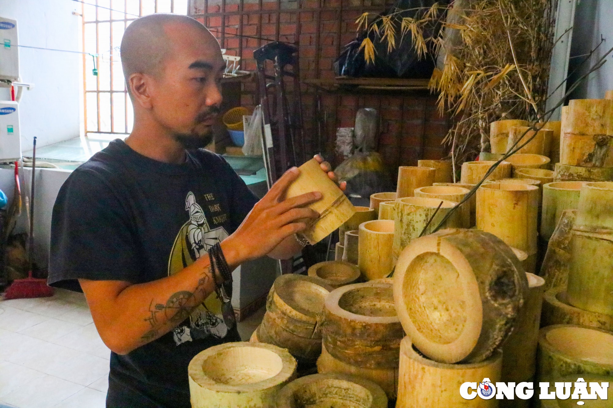 nguoi dan ong bien mat tre bo di thanh do vat tam linh vo cung doc dao hinh 6