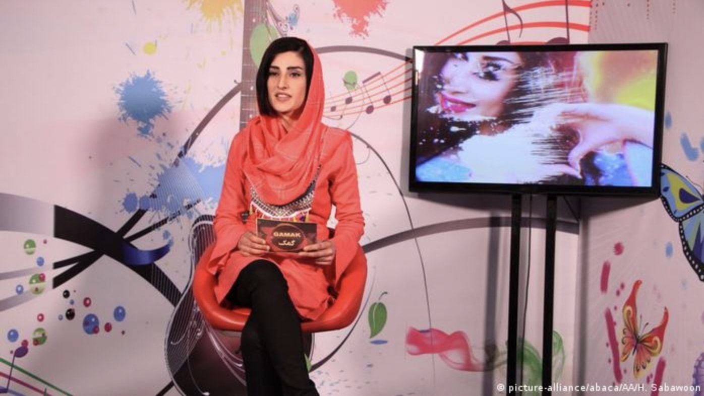 taliban nu mc phai che mat khi len truyen hinh hinh 1
