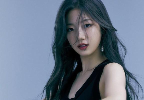 kim garam dinh be boi nguoi ham mo lo lang cho cac idol cua le sserafim hinh 2