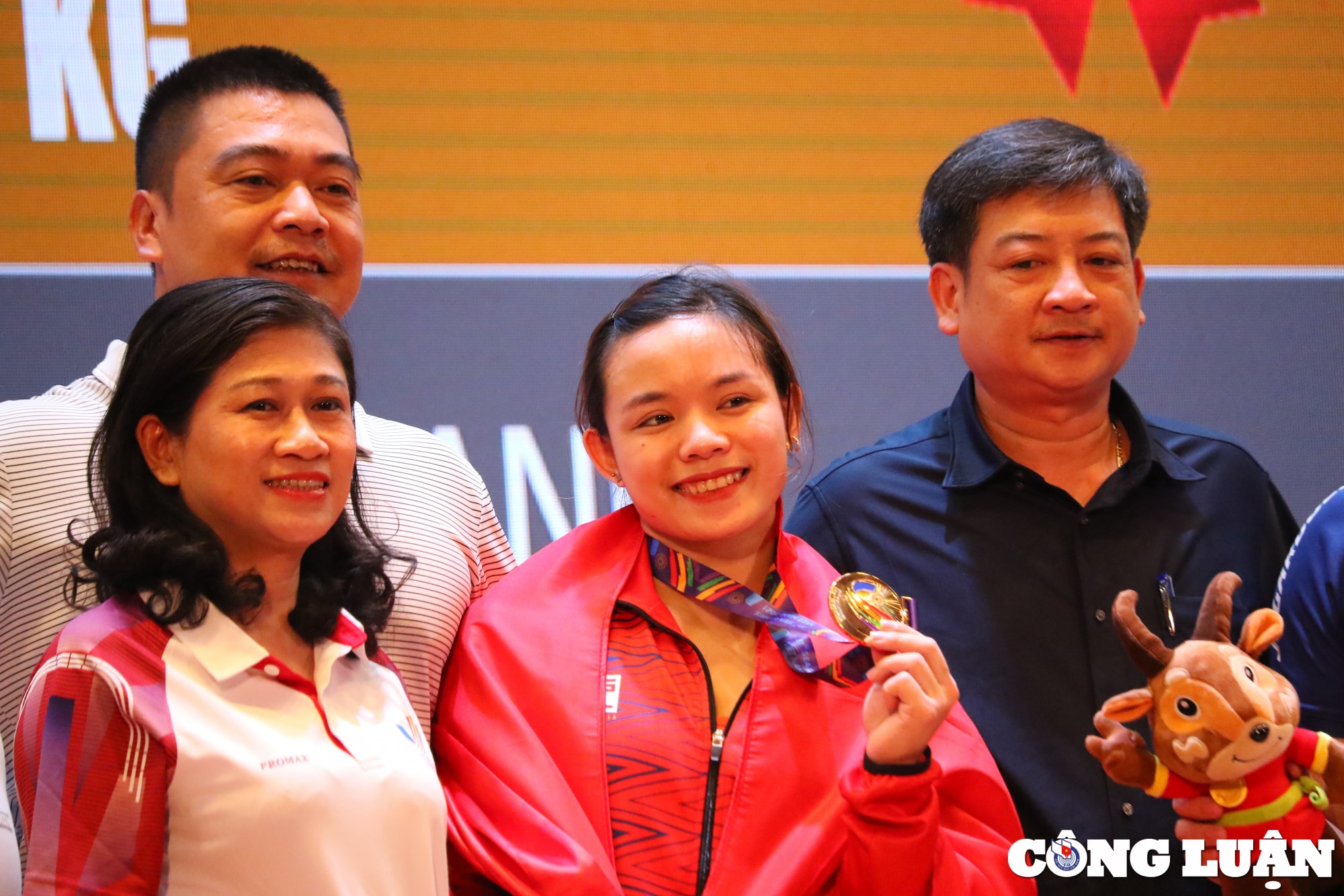 do cu pham thi hong thanh gianh hcv cu ta hang can 64 kg hinh 10