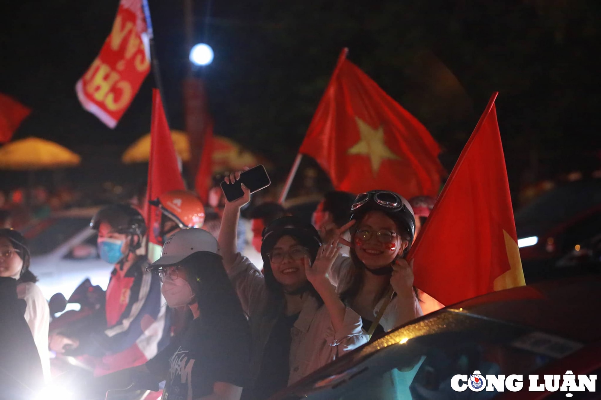 nguoi ham mo tran xuong duong mung chien thang cua u23 viet nam hinh 7