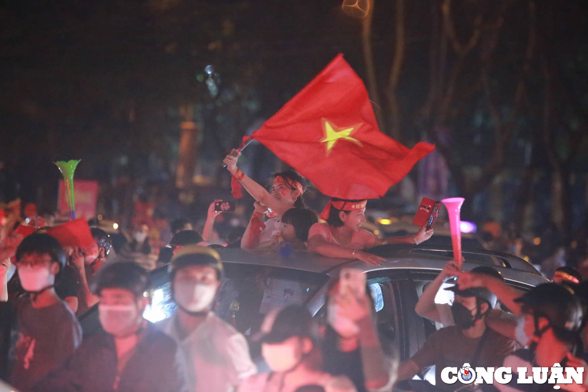 nguoi ham mo tran xuong duong mung chien thang cua u23 viet nam hinh 8