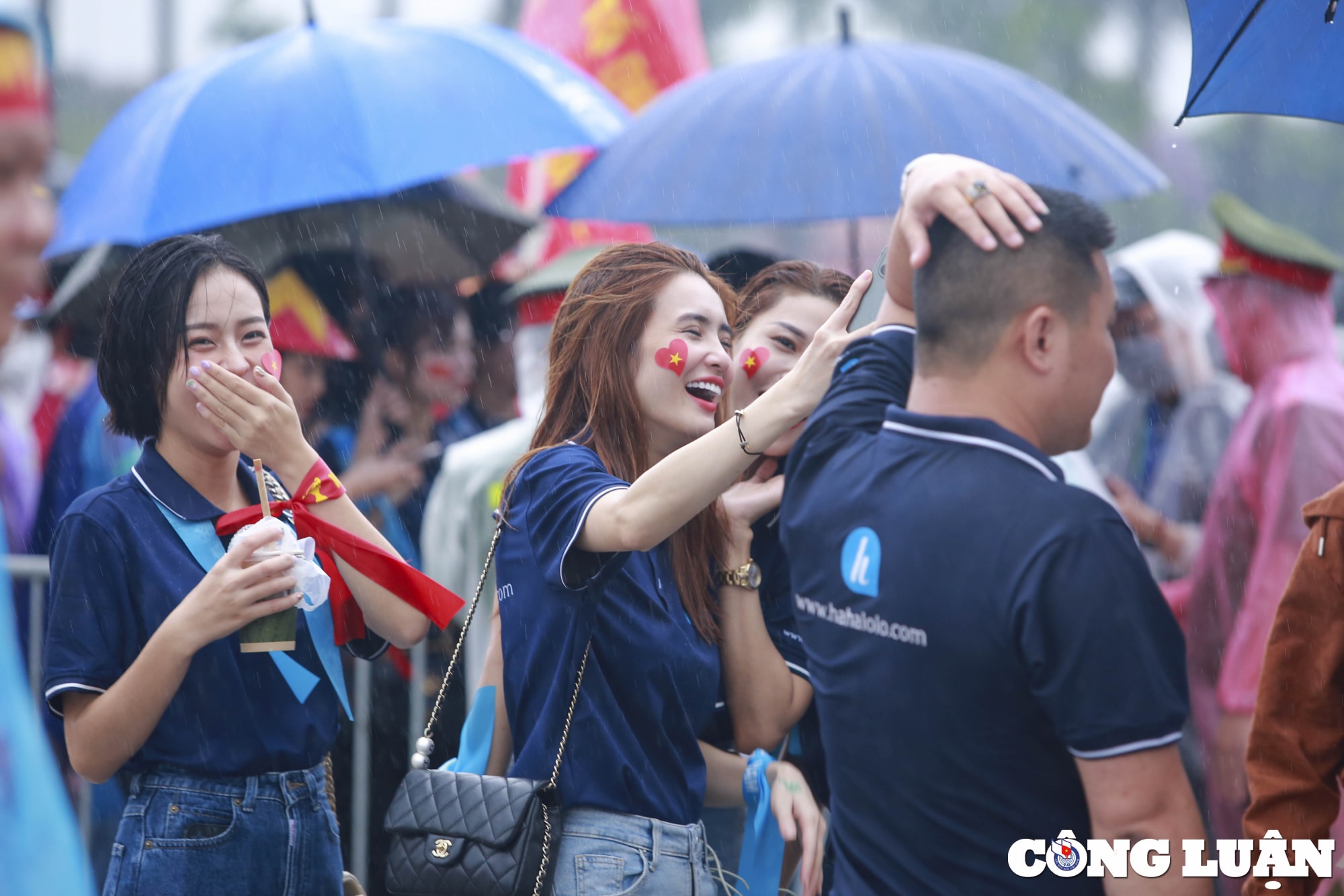 ngam nhin dan co dong vien sieu xinh sieu dang yeu tai san van dong my dinh hinh 4