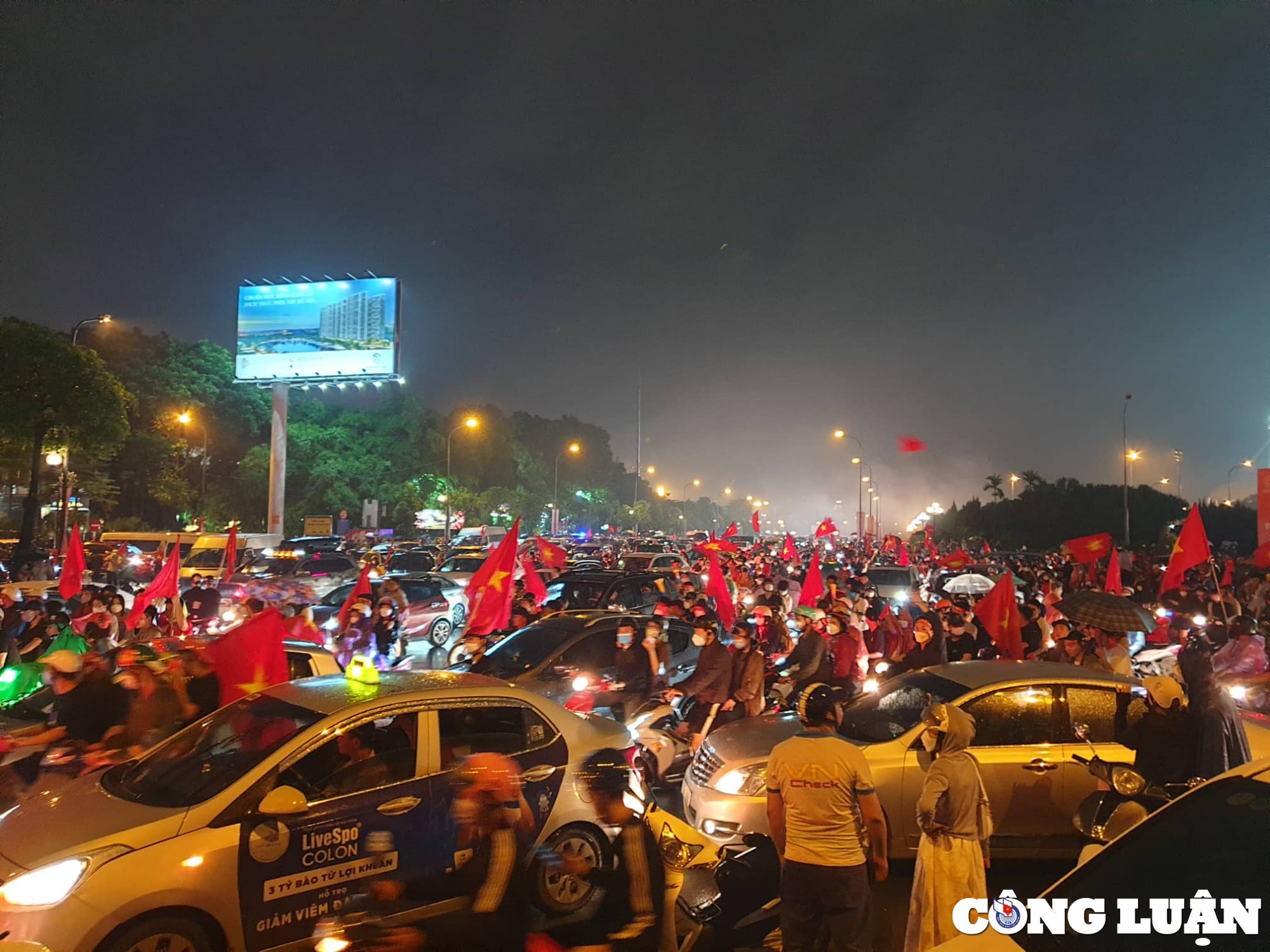 nguoi ham mo tran xuong duong mung chien thang cua u23 viet nam hinh 12