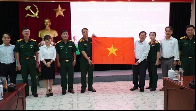 bao nguoi lao dong trao 20000 la co to quoc cho bo tu lenh quan khu 7 hinh 1