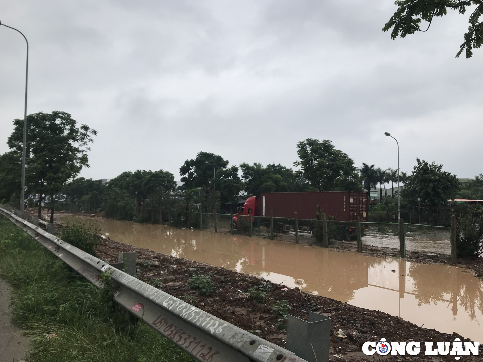 duong gom dai lo thang long ngap nhu song giao thong te liet hinh 4