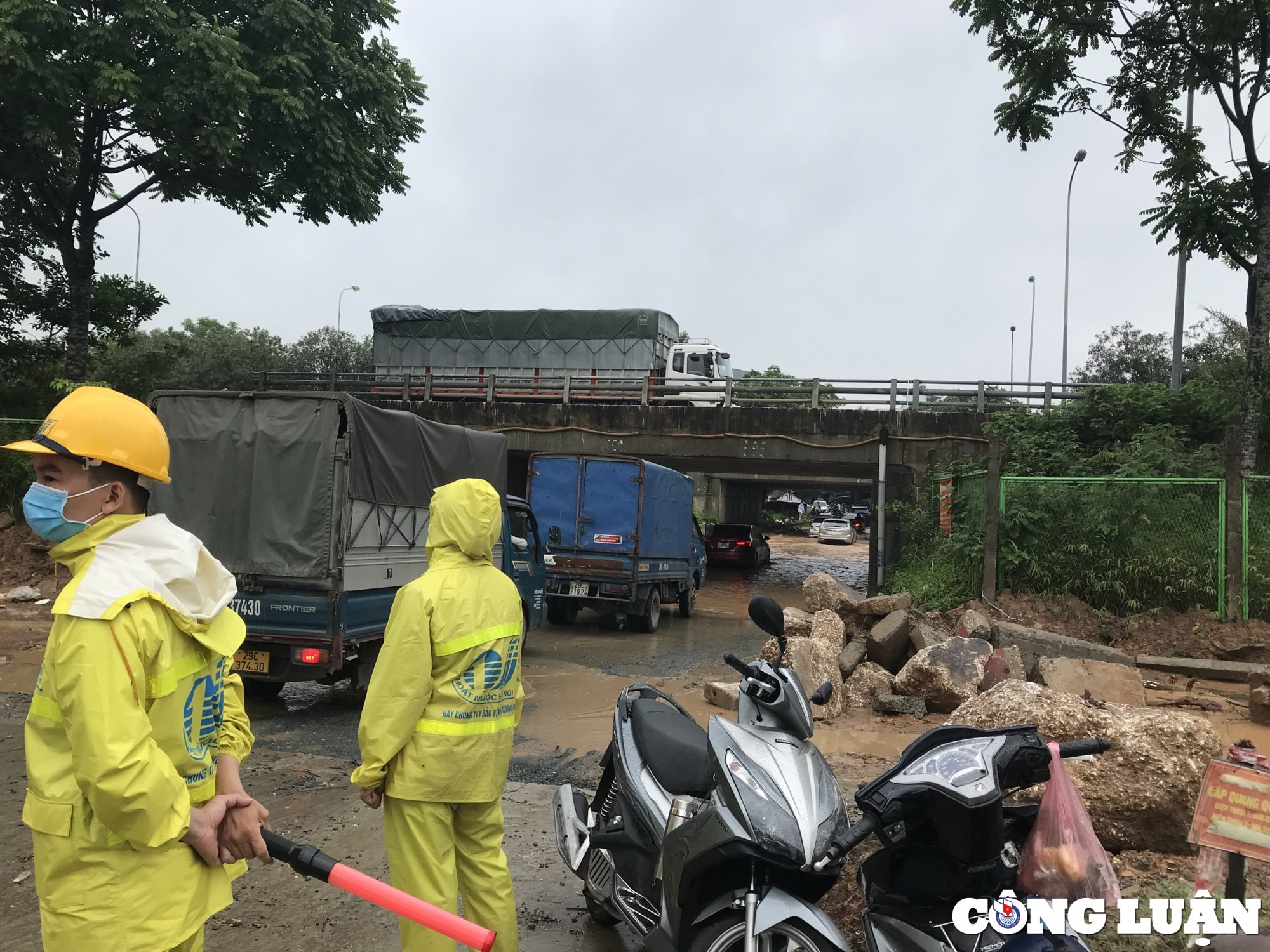 duong gom dai lo thang long ngap nhu song giao thong te liet hinh 9