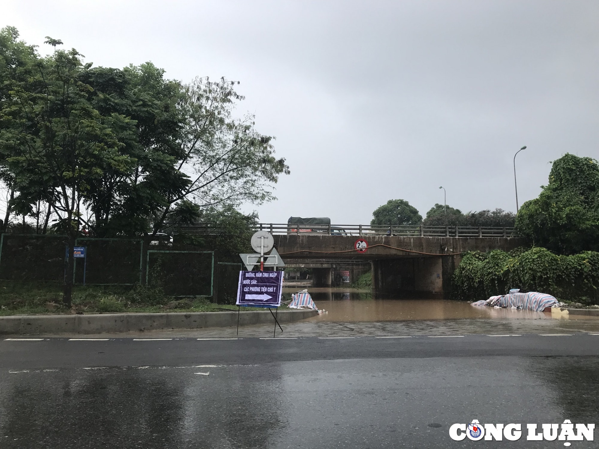 duong gom dai lo thang long ngap nhu song giao thong te liet hinh 11
