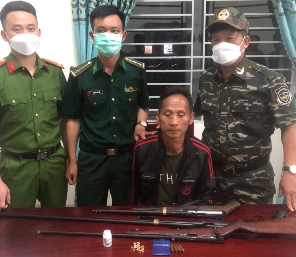 mang sung ak47 ben nguoi di mua ban trai phep chat ma tuy hinh 1